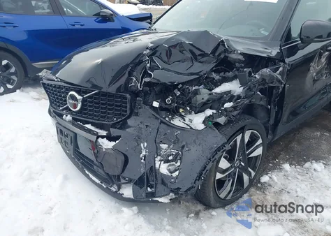 2023 Volvo Xc40 B5 Plus Dark Theme z USA, uszkodzony, nr VIN YV4L12UW1P2112497